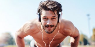 Mężczyzna na diecie dla sportowca robi pompki