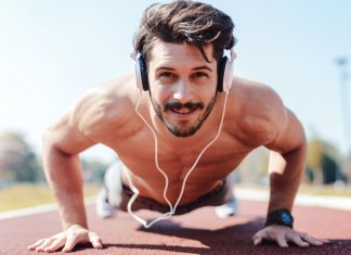 Dieta dla sportowca. Jedz zdrowo i żyj aktywnie! Mężczyzna na diecie dla sportowca robi pompki